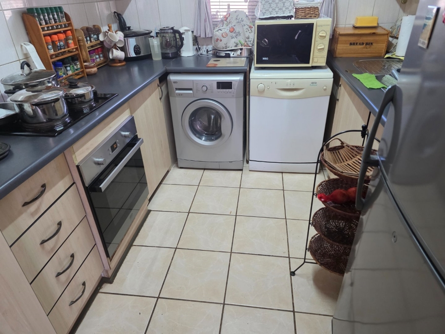2 Bedroom Property for Sale in Langenhovenpark Free State